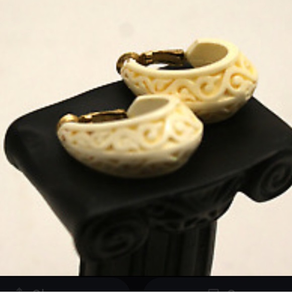Gorgeous Crown Trifari celluloid filigree clip earrings! - Picture 4 of 7